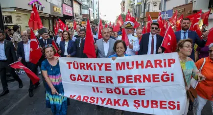 Karşıyaka’da gazilere saygı yürüyüşü düzenlendi