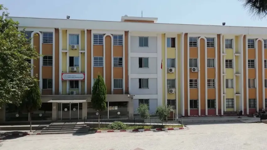 Manisa’da okulda silahlı saldırı! Yaralı öğrenciler var haberinin görseli