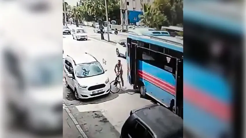 Adana'da açık unutulan özel halk otbüsünün kapısı bisikletli vatandaşa çarptı haberinin görseli