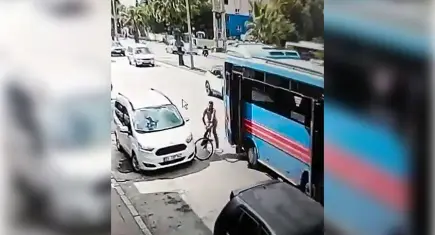 Adana'da açık unutulan özel halk otbüsünün kapısı bisikletli vatandaşa çarptı