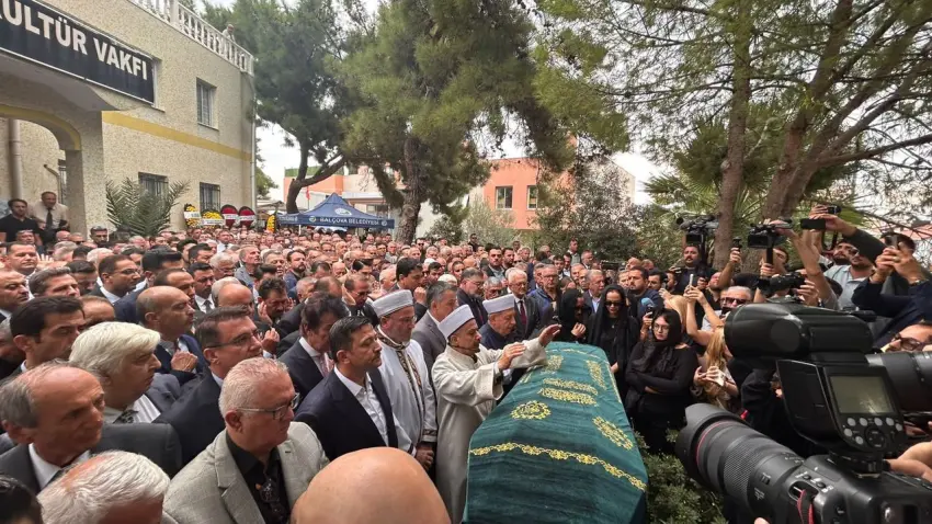 Burhan Özfatura son yolculuğuna uğurlandı haberinin görseli