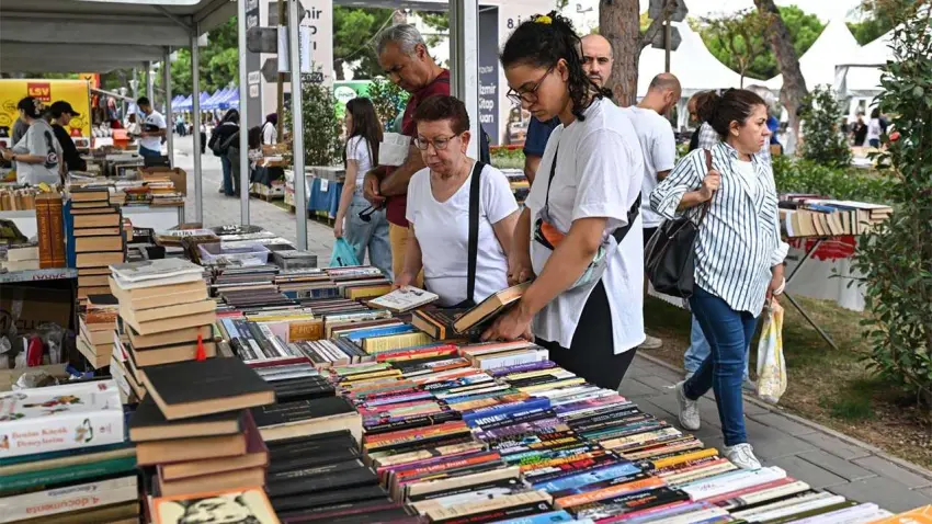 İZKİTAP’ta kitap ve kültür buluşması sürüyor haberinin görseli