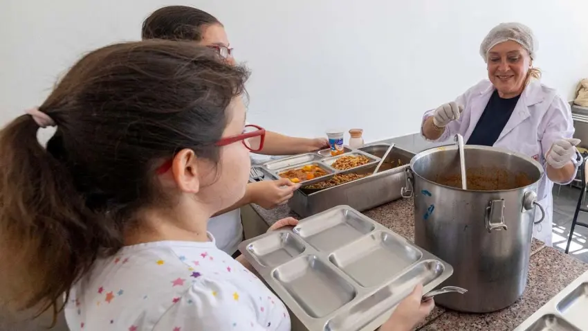 İzmir’de özel gereksinimli öğrencilere sıcak yemek desteği haberinin görseli