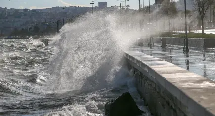 İzmir için fırtına uyarısı: Ulaşımda aksamalar olabilir