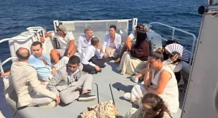Milas açıklarında göçmen operasyonu: Şık kıyafetli 12 kaçak göçmen yakalandı