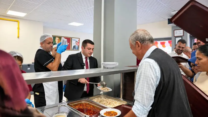Torbalı’da aşevinden ihtiyaç sahibi vatandaşlara her gün sıcak yemek haberinin görseli