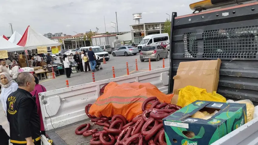 Yöresel ürünler fuarında gıda denetimi: Bozulmuş sucuk ve peynire imha baskını haberinin görseli