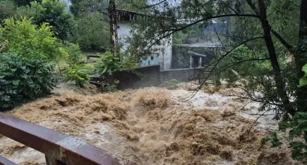 Zonguldak’ta sağanak hayatı olumsuz etkiledi: İş yerlerini su bastı