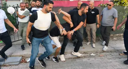Adana’da korku dolu anlar: Yakalanacağını anladı, kendisini el bombasıyla eve kapattı!