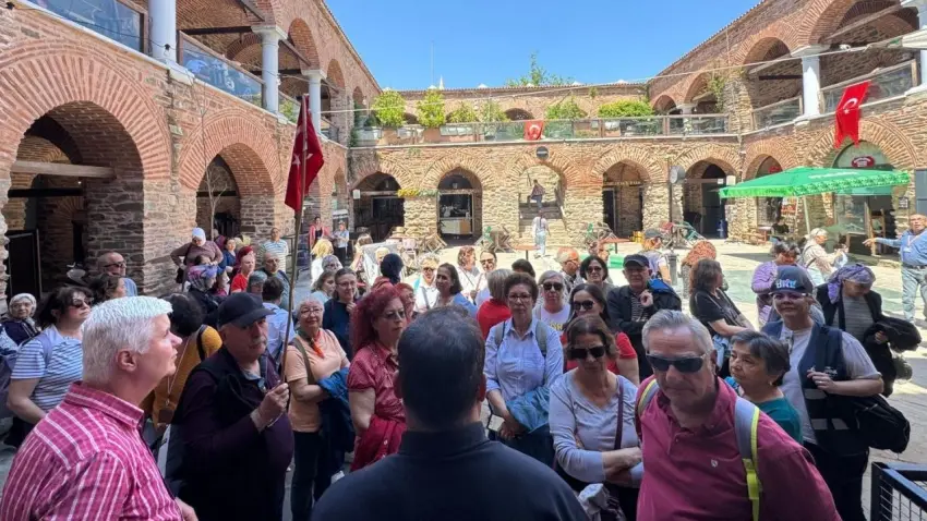 Emekliler İzmir’i ücretsiz gezilerle keşfediyor haberinin görseli
