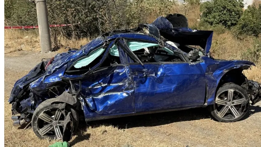 İzmir'de bir otomobil çaya devrildi: 1 kişi öldü, 2 kişi yaralandı haberinin görseli
