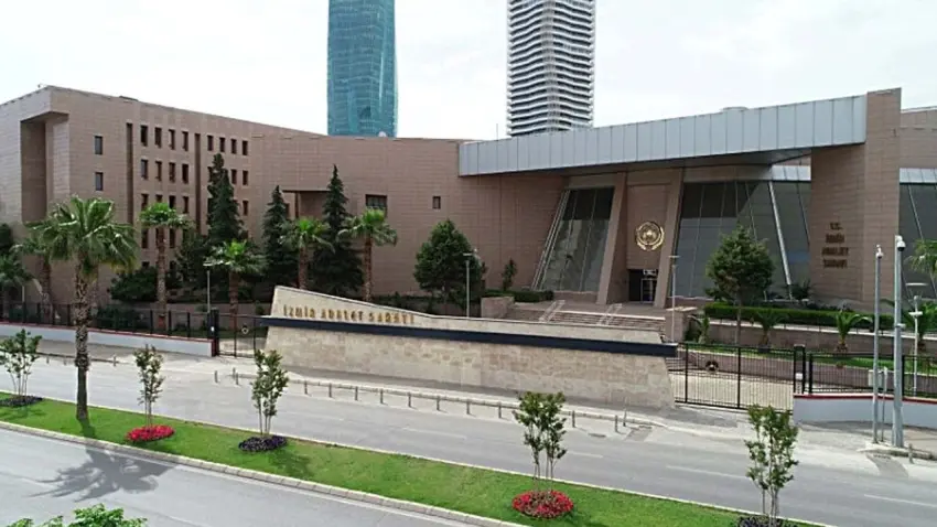 İzmir’de vatandaşlık vaadiyle haksız kazanç sağlayan şüphelilere operasyon: 3 gözaltı haberinin görseli