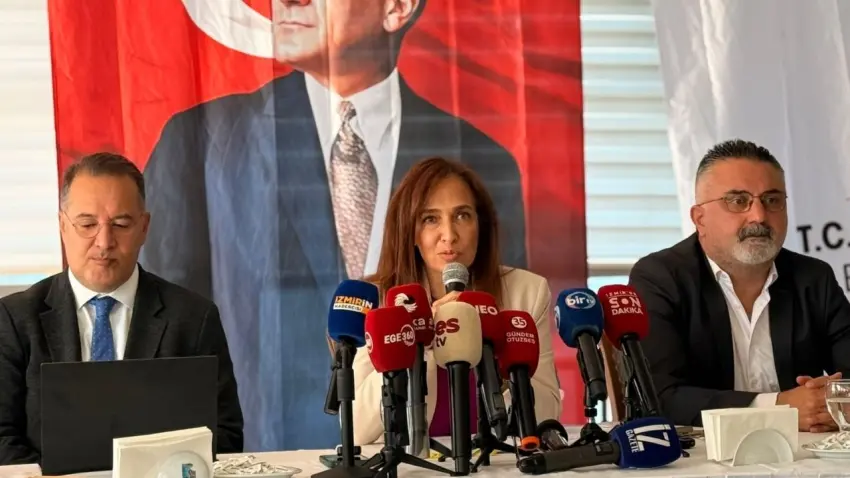 Karşıyaka’da billboard krizi büyüyor: Yapılan işlem kamu malına zarar veriyor haberinin görseli