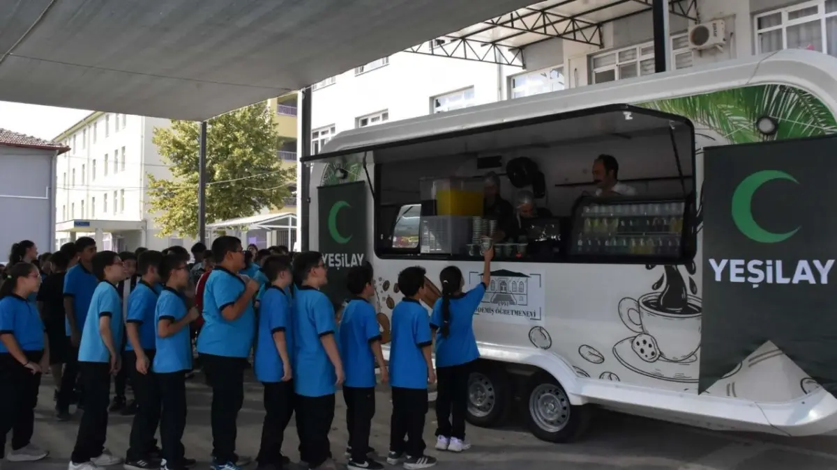 Ödemiş’te hem kafe hem afet mutfağı olan kahve karavanı görseli