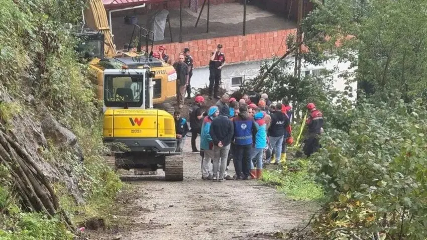 Trabzon’da heyelan: Toprak altında kalan kişi hayatını kaybetti haberinin görseli