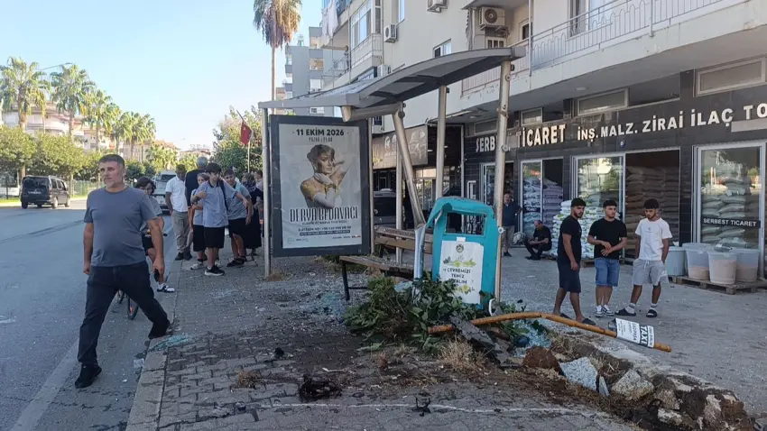 Antalya'da bir otomobil önce yayaya, ardından durakta bekleyen çifte çarptı! haberinin görseli