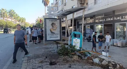 Antalya'da bir otomobil önce yayaya, ardından durakta bekleyen çifte çarptı!