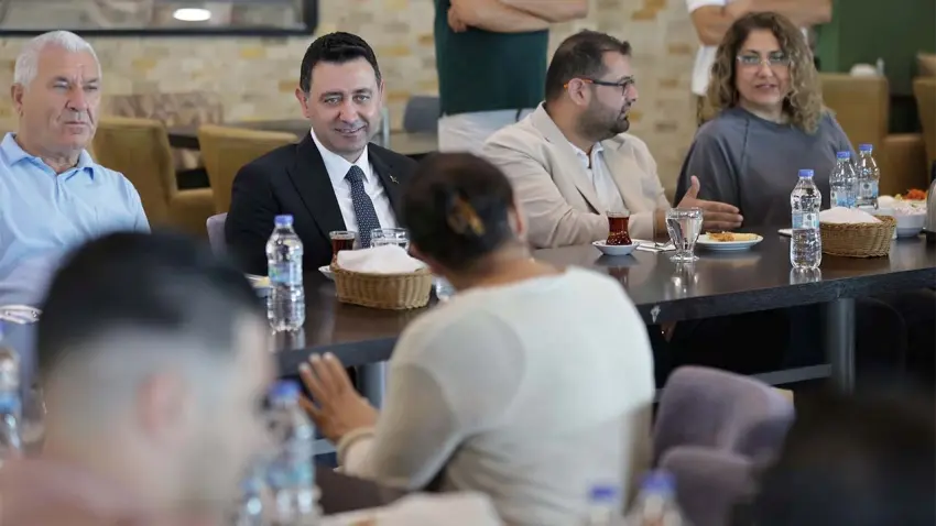Bayraklı'da ortak akıl buluşması: Başkan Önal muhtarlarla mahallelerin taleplerini değerlendirdi haberinin görseli