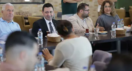 Bayraklı'da ortak akıl buluşması: Başkan Önal muhtarlarla mahallelerin taleplerini değerlendirdi