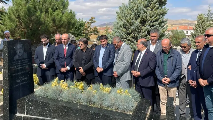 Bozkırın Tezenesi Neşet Ertaş kabri başında anıldı haberinin görseli