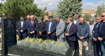 Bozkırın Tezenesi Neşet Ertaş kabri başında anıldı