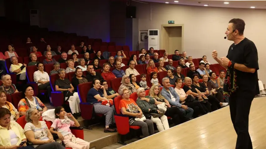 Çiğli Komedi Akşamları yeni sezona Emrah Bari ile başladı haberinin görseli