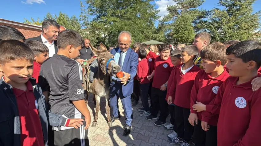 Çocukluk hayalini gerçeğe dönüştürdü: Eşeğiyle köy köy gezip kitap dağıtıyor haberinin görseli