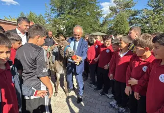 Çocukluk hayalini gerçeğe dönüştürdü: Eşeğiyle köy köy gezip kitap dağıtıyor