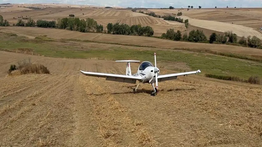 Eğitim uçağı tarlaya zorunlu iniş yaptı: Pilotlar hastaneye kaldırıldı haberinin görseli