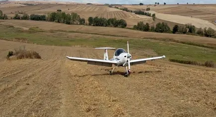 Eğitim uçağı tarlaya zorunlu iniş yaptı: Pilotlar hastaneye kaldırıldı