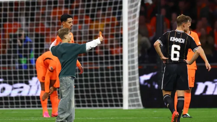 Hollanda-Almanya maçında ilginç anlar: Sahaya atlayan genç futbolcuyla selfie çekti