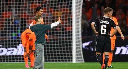 Hollanda-Almanya maçında ilginç anlar: Sahaya atlayan genç futbolcuyla selfie çekti