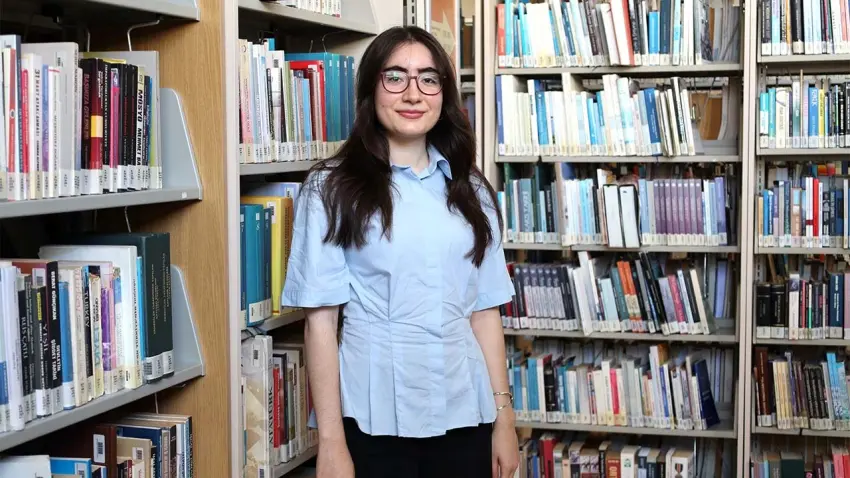 İEÜ mezunu Berra Okudurlar şiir makalesiyle Avrupa birincisi oldu haberinin görseli