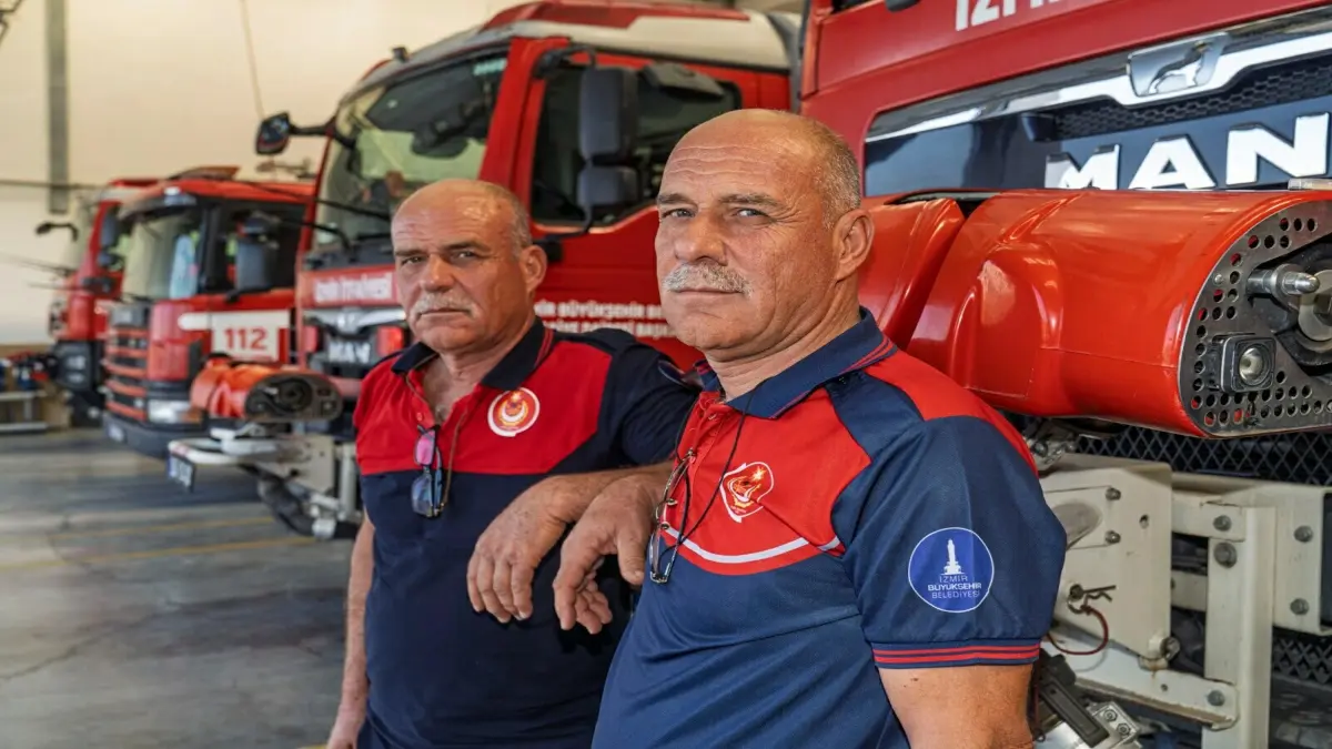 İkiz kardeşlerin 33 yıllık itfaiye mesaisi: Aynı gün göreve başladılar, aynı gün evlendiler görseli