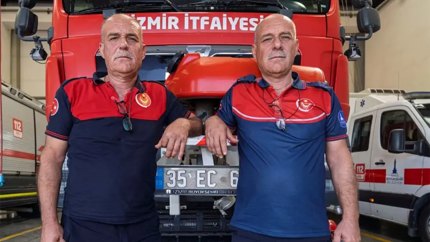 İzmir'in kahraman ikizleri 33 yıldır can kurtarıyor: Aynı gün doğdular, aynı gün itfaiyeci oldular! haberinin görseli
