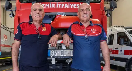 İzmir'in kahraman ikizleri 33 yıldır can kurtarıyor: Aynı gün doğdular, aynı gün itfaiyeci oldular!