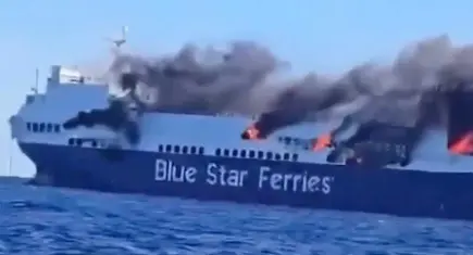Mikonos açıklarında yanan kargo gemisi Ege adalarında tedarik krizi yarattı