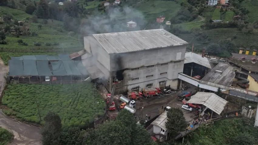 Rize’de çay fabrikasında yangın kontrol altında: En büyük kazancımız kimseye bir şey olmaması haberinin görseli