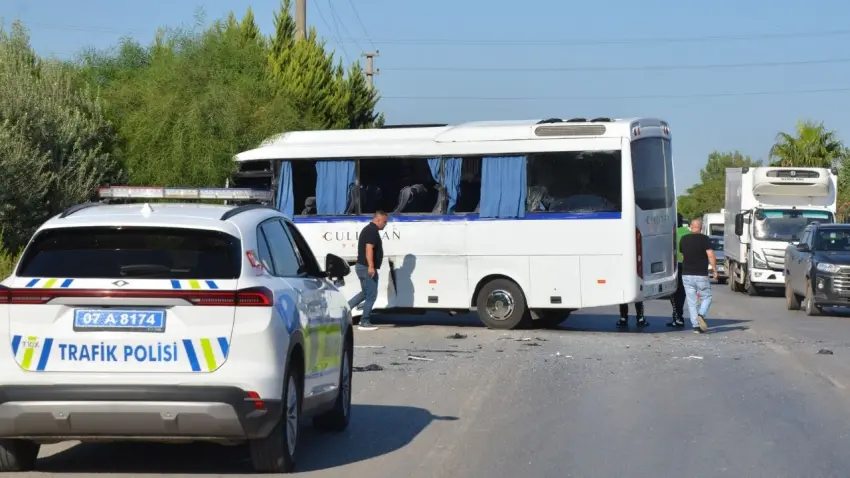 Serik’te tur otobüsü ile servis midibüsü çarpıştı: 1’i ağır 6 yaralı haberinin görseli