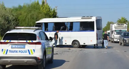 Serik’te tur otobüsü ile servis midibüsü çarpıştı: 1’i ağır 6 yaralı