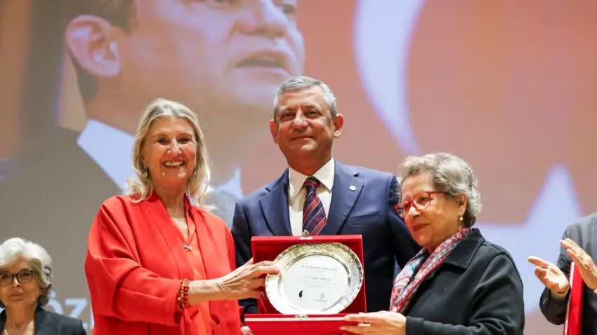 YENİ Parti Lideri Özgür Özel: Bir gün bile cezaevinde kalmayacak kişiler hizmetten uzak haberinin görseli