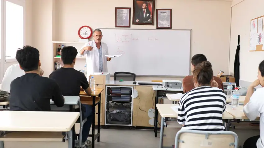 Bayraklı’da mezun öğrencilere ücretsiz YKS desteği haberinin görseli