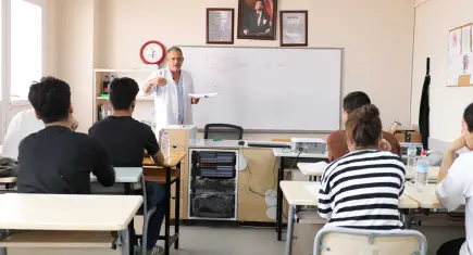 Bayraklı’da mezun öğrencilere ücretsiz YKS desteği