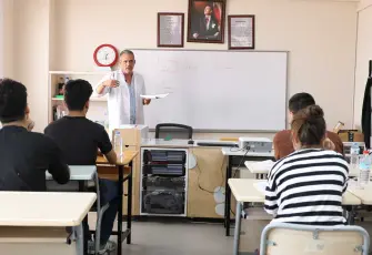 Bayraklı’da mezun öğrencilere ücretsiz YKS desteği