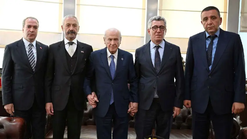 Devlet Bahçeli, Sarallar ve Şahinler aileleriyle bir araya geldi haberinin görseli