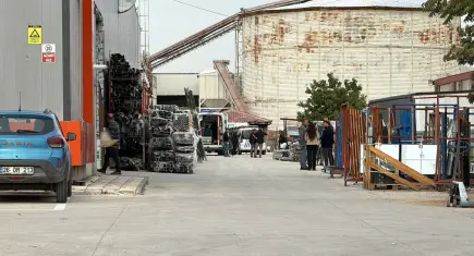 Fabrikanın çatısından düşen 52 yaşındaki işçi hayatını kaybetti