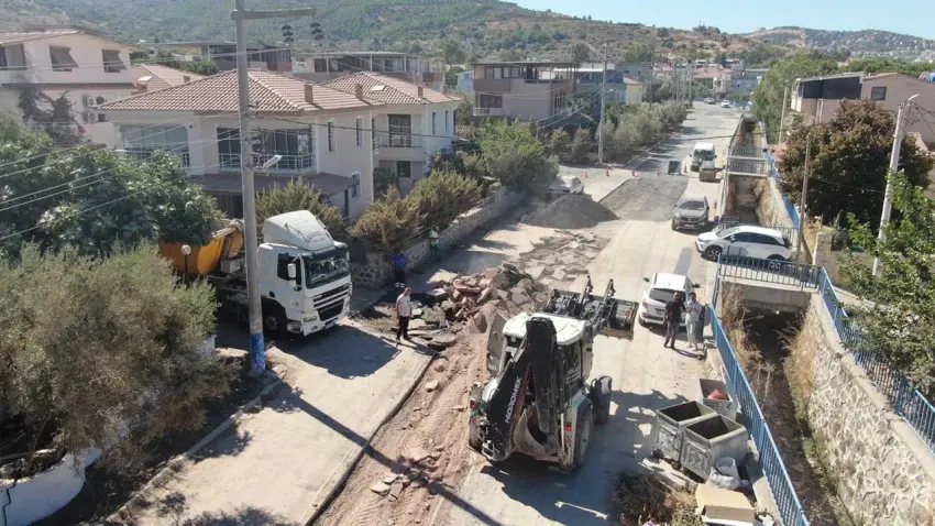 Foça’da yol çalışmaları devam ediyor haberinin görseli
