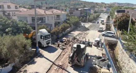 Foça’da yol çalışmaları devam ediyor