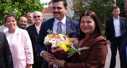 İnan’dan Özel’e Foça tepkisi: “Saniye Başkan neden hedef tahtasına oturtuldu?”