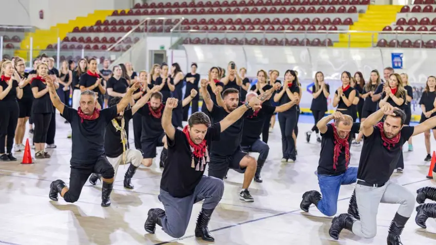 İzmir’de zeybek bilmeyen kalmayacak haberinin görseli